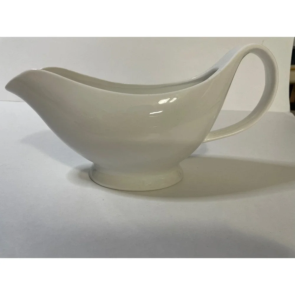 10 Strawberry Street Gravy Boat Unisex OS White Excellent Ceramic Sauce Pitcher